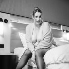 Braves Mädchen vor der Benutzung 